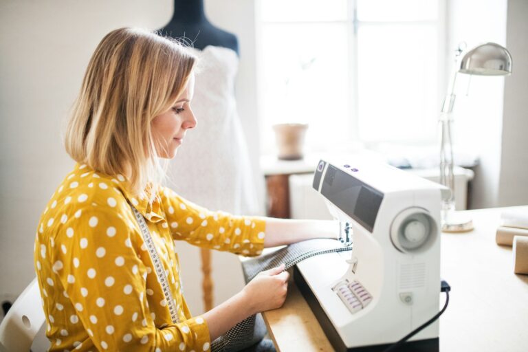 Lire la suite à propos de l’article Gabardine de coton : le tissu idéal pour trenchs et pantalons d’automne