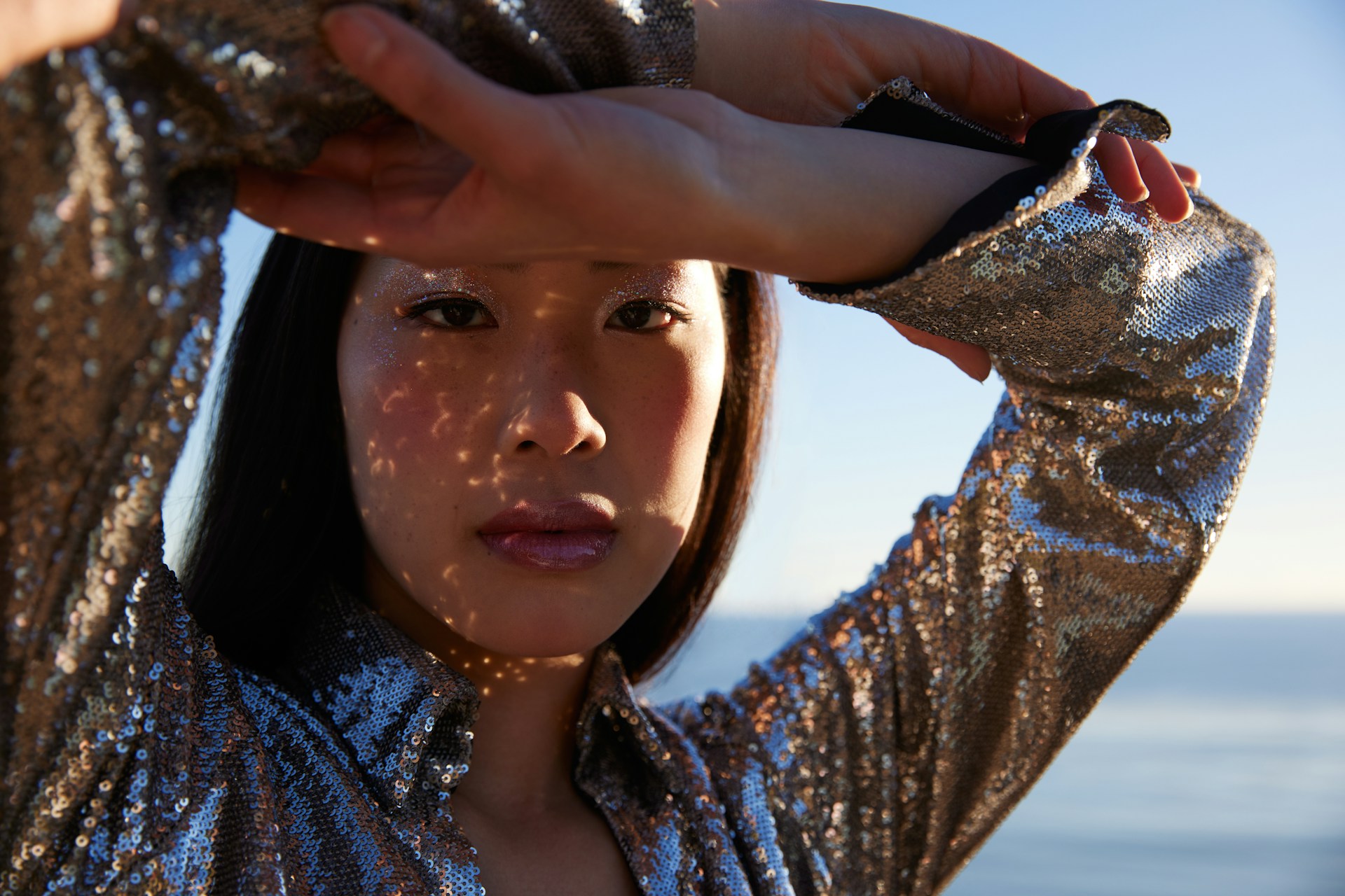 You are currently viewing Coudre du tissu sequin : techniques, précautions et projets adaptés pour les fêtes