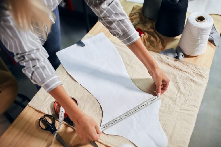 Lire la suite à propos de l’article Toile à patron : un outil essentiel pour tester vos créations couture